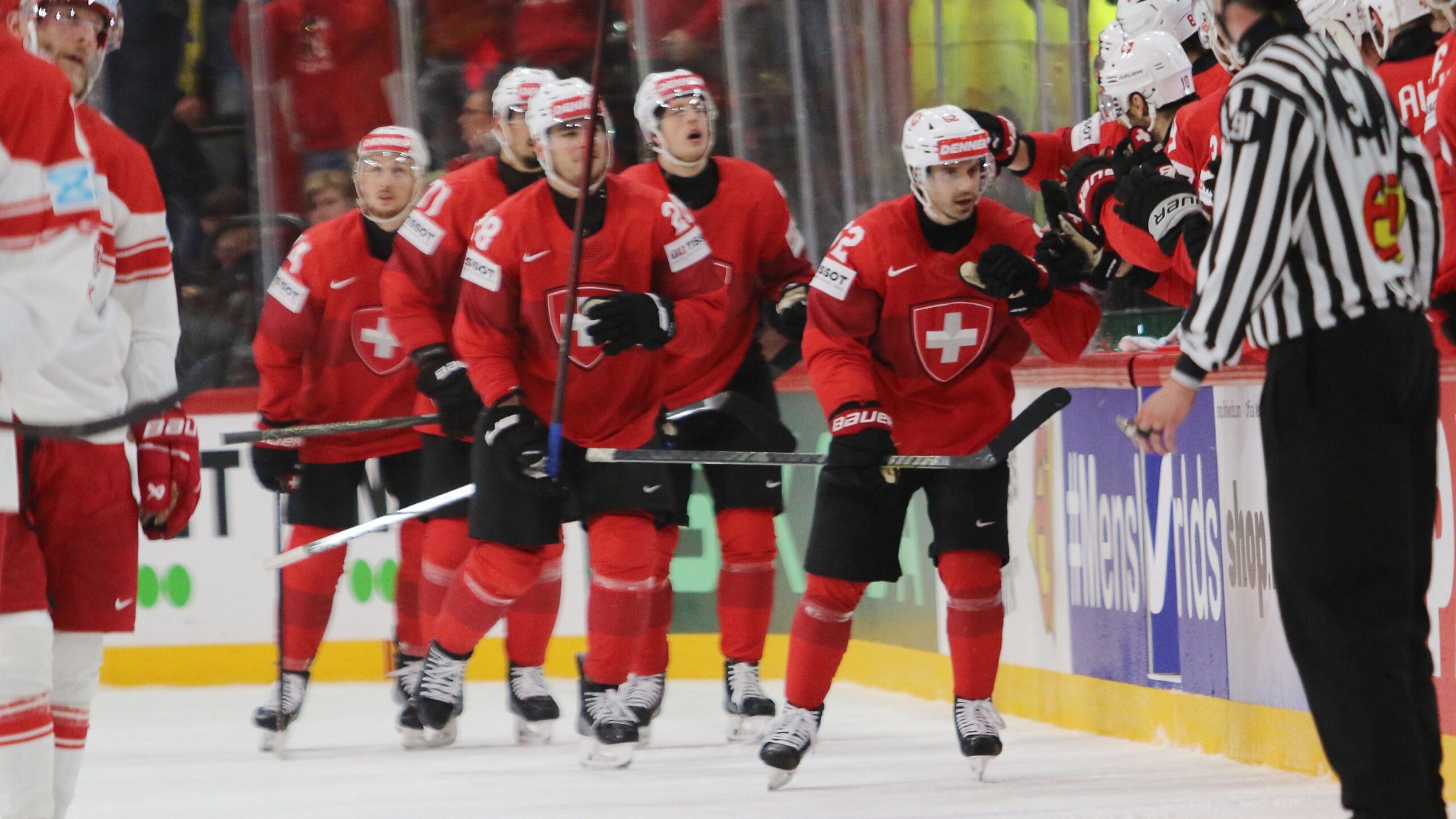 Eishockeyszene als Symbol für Schweizer Eishockey, Nationalteam und Sportanalyse.