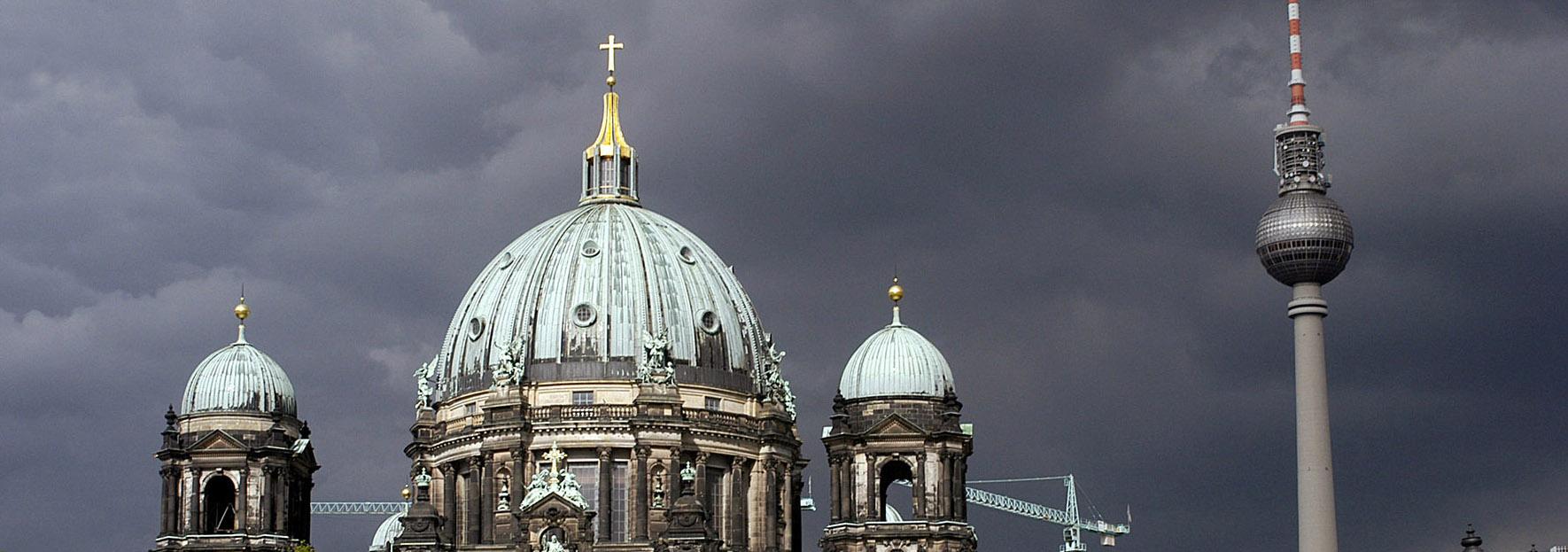 Kirche unter dunklem Himmel als Symbol für Glauben, Religion und Spiritualität.