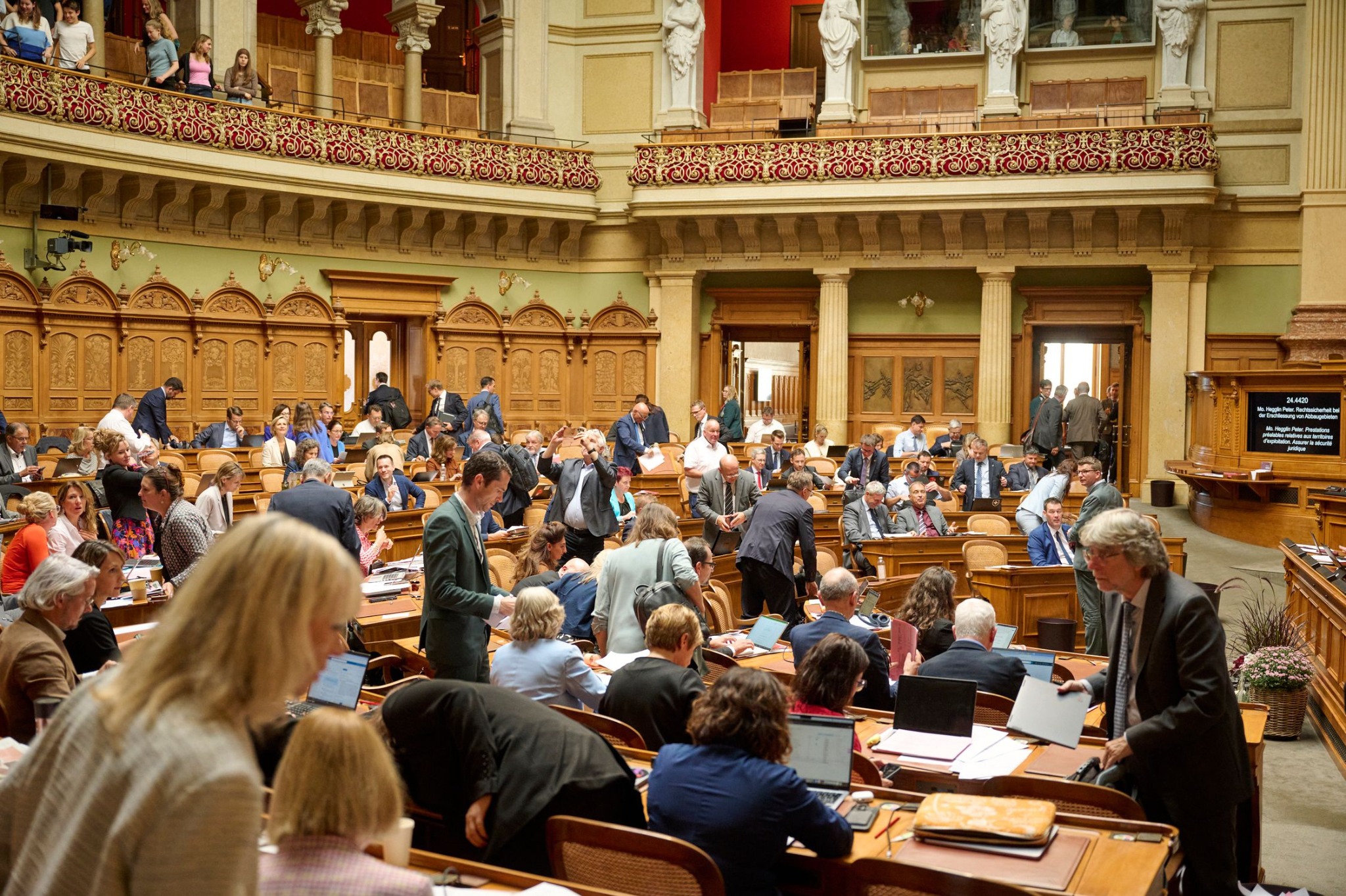 Nationalratssaal als Symbol für Politik, Parlament und Demokratie.