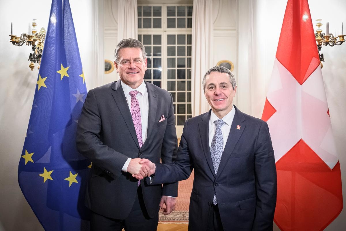 Handshake between Ignazio Cassis, on the left, and Maroš Šefčovič | Quelle: EU-Kommission - Audiovisueller Dienst - Gabriel Monnet -  Europäische Union , 2023