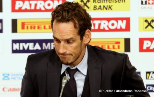 Patrick Fischer an einer Medienkonferenz | Quelle: Andreas Robanser | Puckfans.at