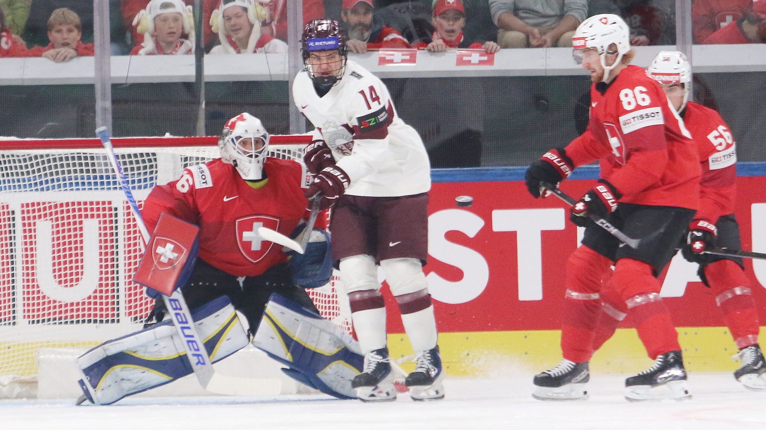 Sandro Aeschlimann #26, Olivers Murnieks #14, Janis Moser #86, IIHF World Championship 2026 SUI -LAT, Swiss Life Arena, Zürich © Puckfans.at / Andreas Robanser | Quelle: